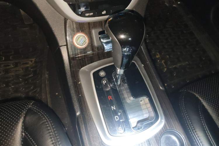 Used GAC Trumpchi GS5 Super 2015 2.0L Automatic Two-Wheel Drive Luxury Navigation Edition Gear Lever