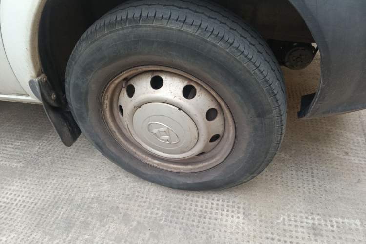 Used SAIC MAXUS Xintu V80 2014 2.5T Aotuntong Short Wheelbase Mid-Roof Model