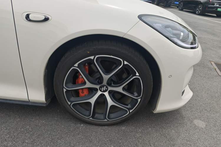 Used IM L6 2025 Ultra Model Right Front Wheel Hub