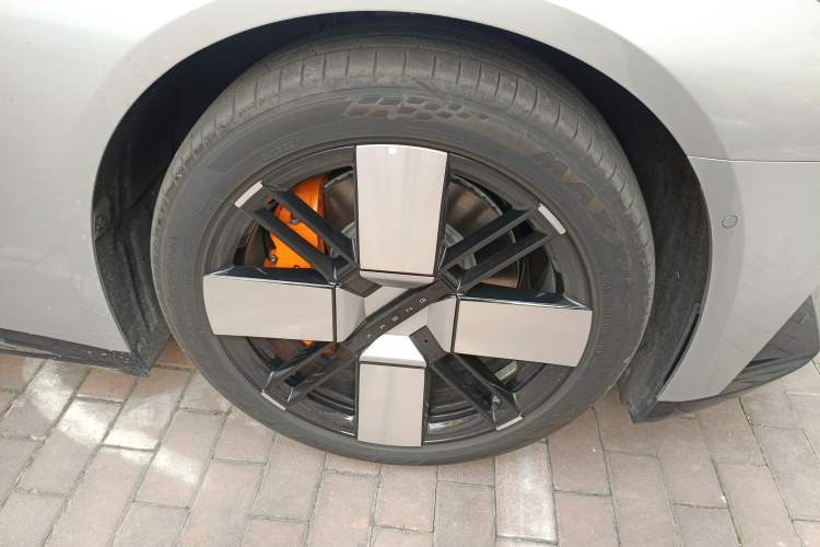 Used XPeng P7 2025 Model—702 Long Range Ultra Right Front Wheel Hub