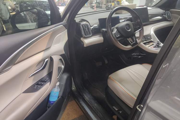 Used BYD Song Pro New Energy 2023 Champion Edition DM-i 71KM Navigation Model
