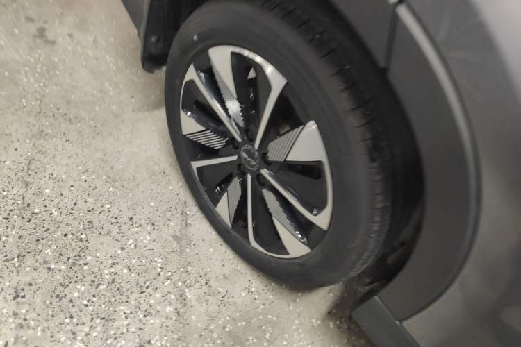 Used BYD Song PLUS New Energy 2025 DM-i 112KM Prestige Model Right Rear Wheel Hub