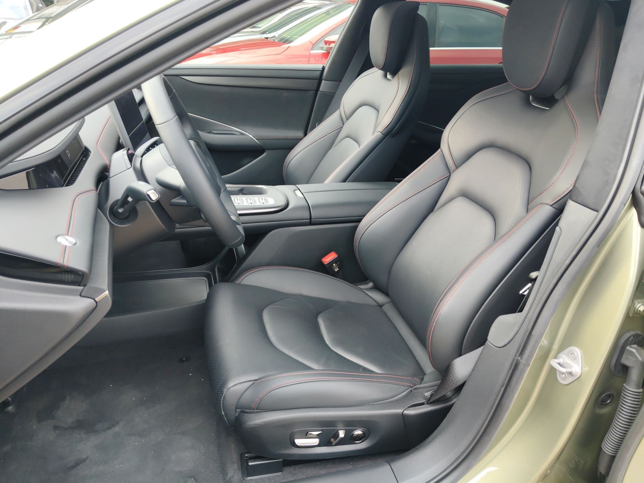 Переднее сиденье в автомобиле