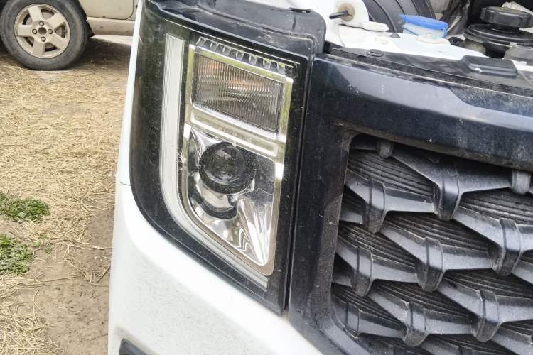 Used JMC Fushun 2023 2.0T Manual Diesel Long-Wheelbase High-Roof Business Van with Dual Rear Tires 6–9 Seats Right Front Headlight