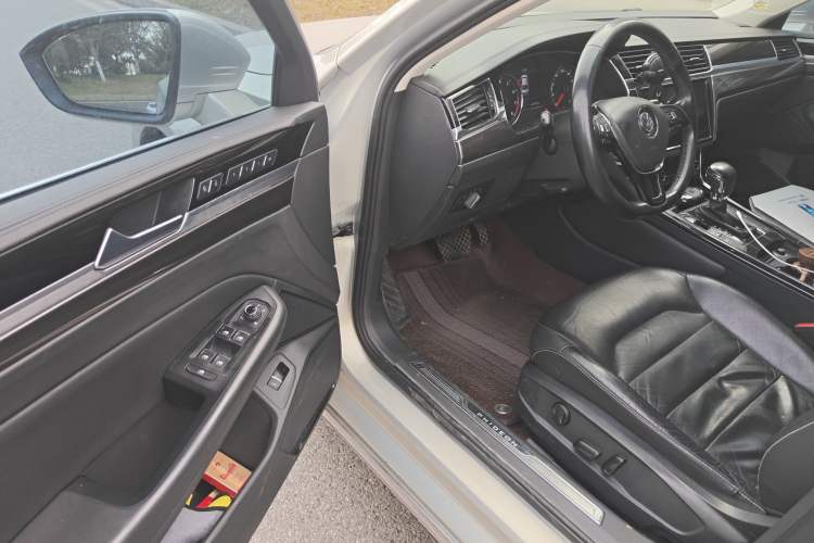 Used Volkswagen Phideon 2018 Revised Version 380TSI Two-Wheel Drive Business Edition Driver Seat