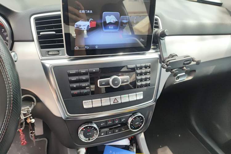 Used Mercedes-Benz M-Class 2014 ML 320 4MATIC Audio And AC Panel