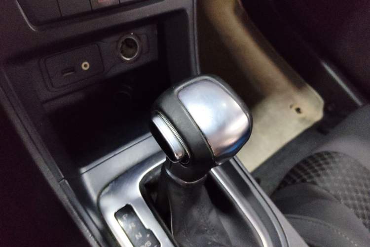 Used MG GT 2015 1.5T Automatic Fashion Edition Gear Lever