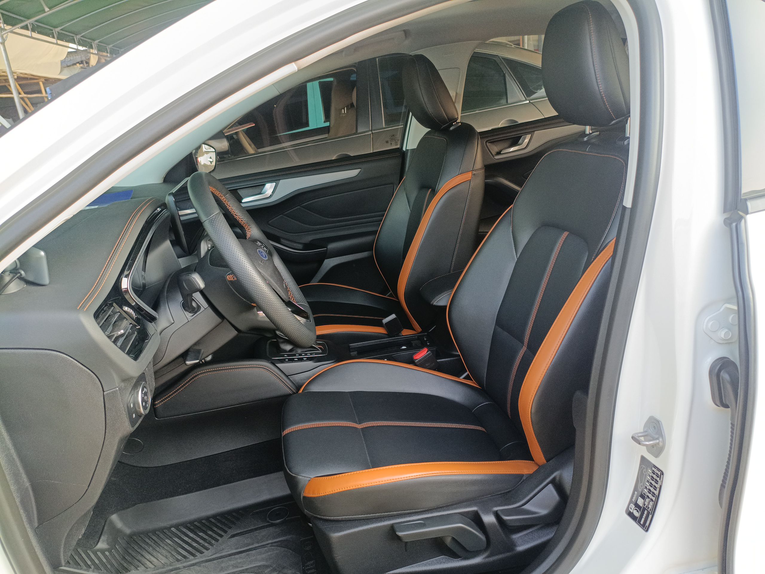 Переднее сиденье в автомобиле