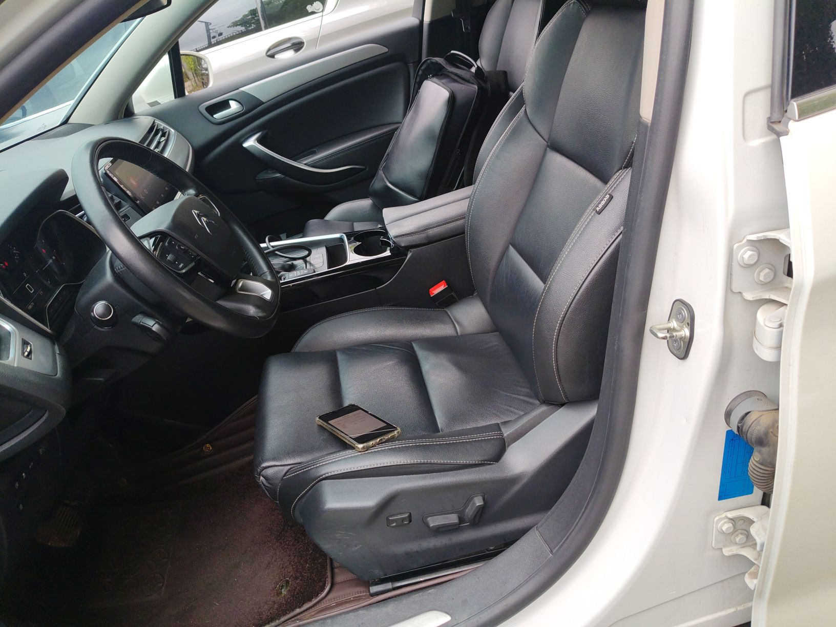 Переднее сиденье в автомобиле