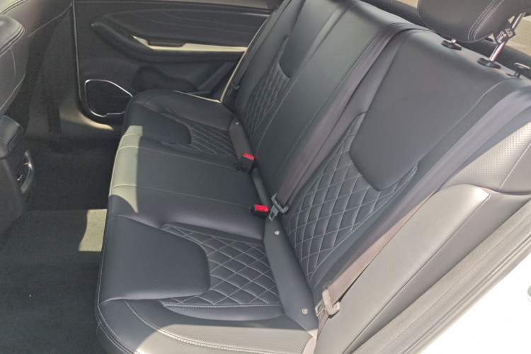 Used Chery Arrizo GX 2018 1.5T CVT Color Version China V Standard Left Rear Seat