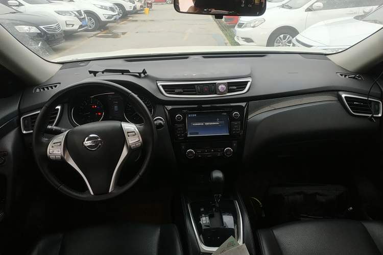 Used Nissan X-Trail 2014 2.5L CVT Luxury Edition 4WD Center Console