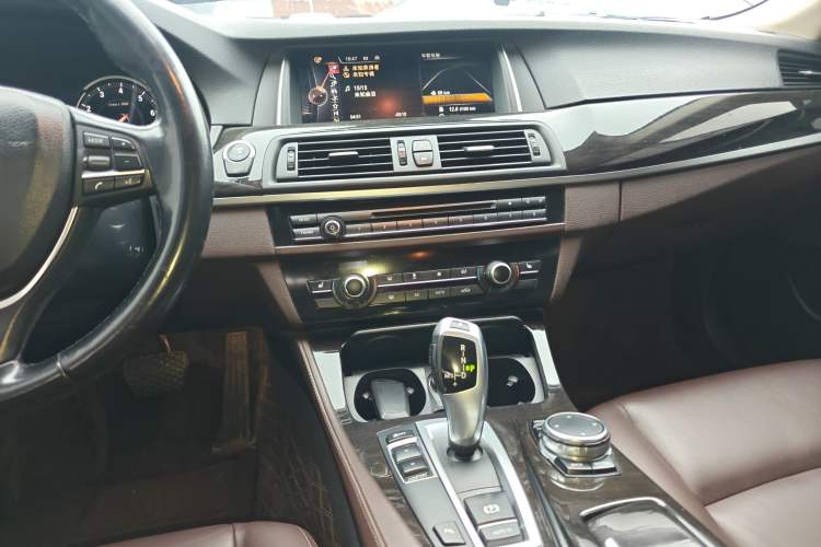 Used BMW 5 Series 2017 525Li Luxury Design Package Audio And AC Panel