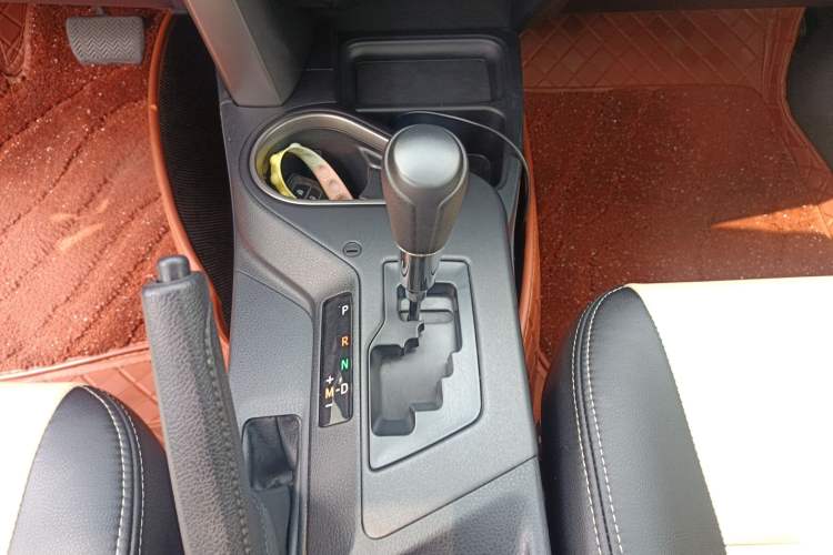 Used Toyota RAV4 2016 2.0L CVT Two-Wheel Drive Fashion Edition China V Standard Gear Lever