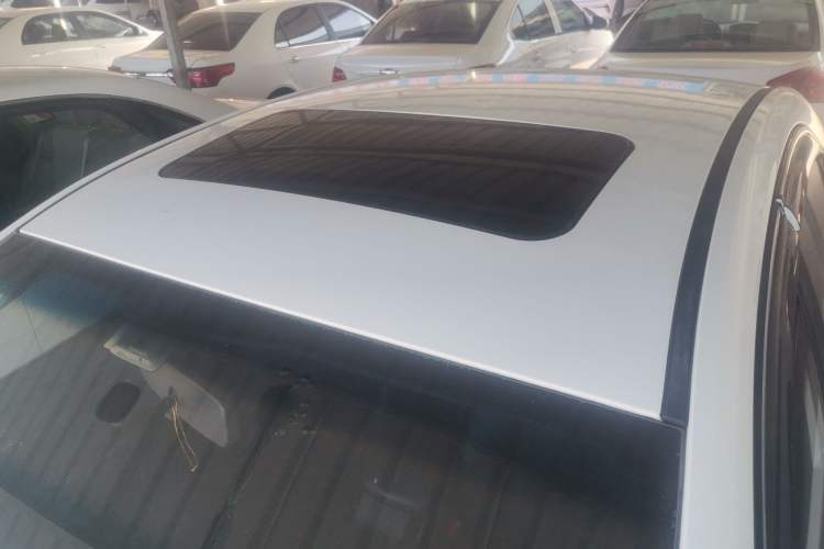 Used Roewe 360 2015 1.5L Manual Luxury Edition Roof