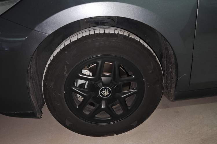 Used BYD Qin PLUS 2025 DM-i Smart Drive 55KM Leading Model Left Front Wheel Hub