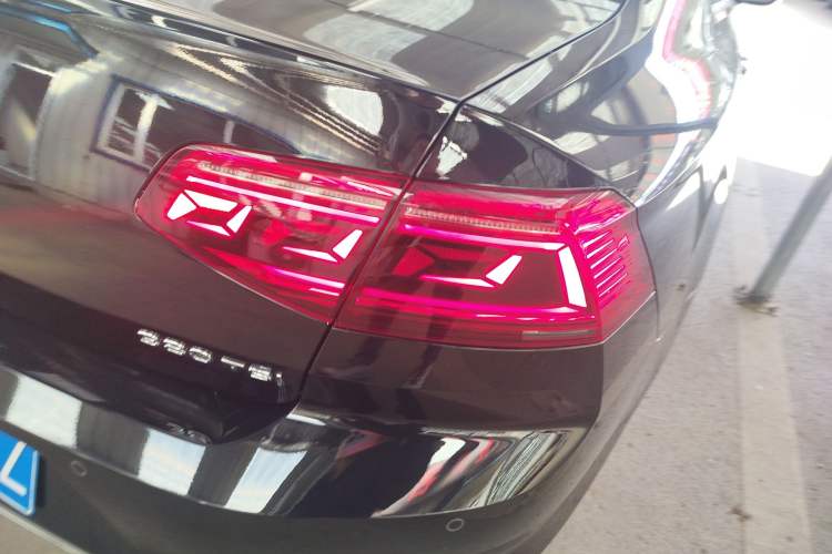 Used Volkswagen Magotan 2020 380TSI DSG Luxury Version Right Rear Taillight