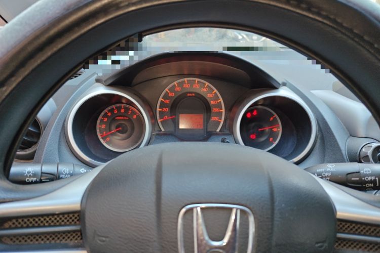 Used Honda Fit 2011 1.5L manual luxury version
