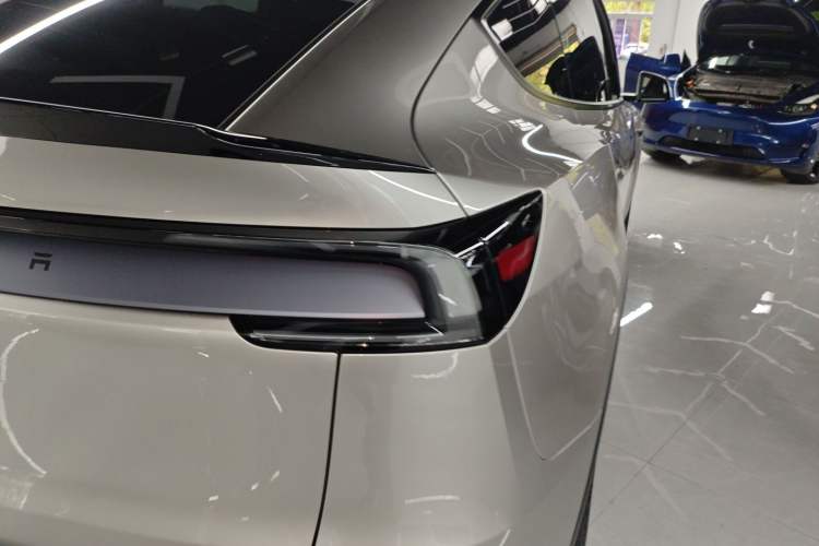 Used Tesla Model Y L 2025 Model Long-Range All-Wheel-Drive Version
