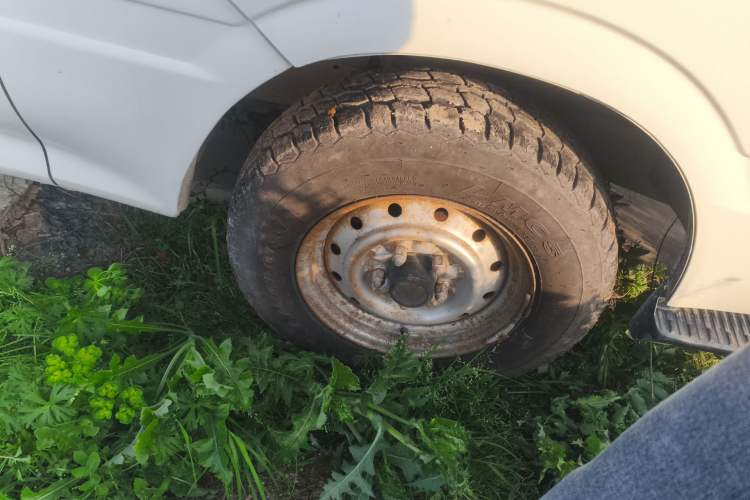 Used Jinbei Hiace 2014 2.0L 5th Generation Kuaiyunwang Business Version 4G19 Right Front Wheel Hub