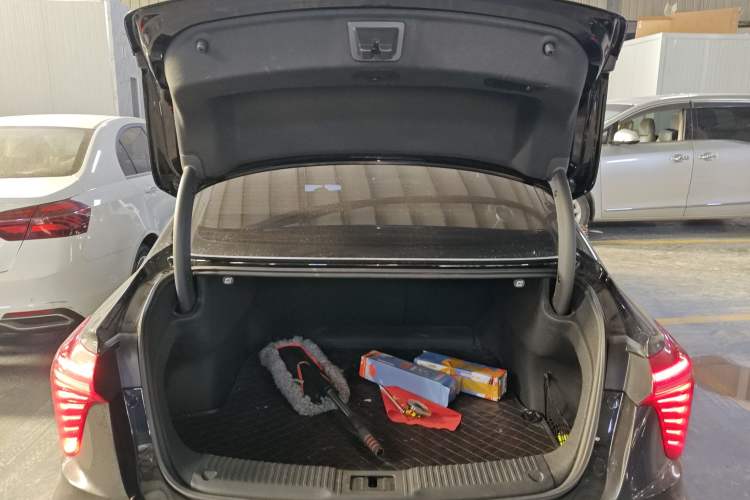 Used Hongqi H5 2024 2.0T Automatic Smart Connect Flagship Edition Trunk