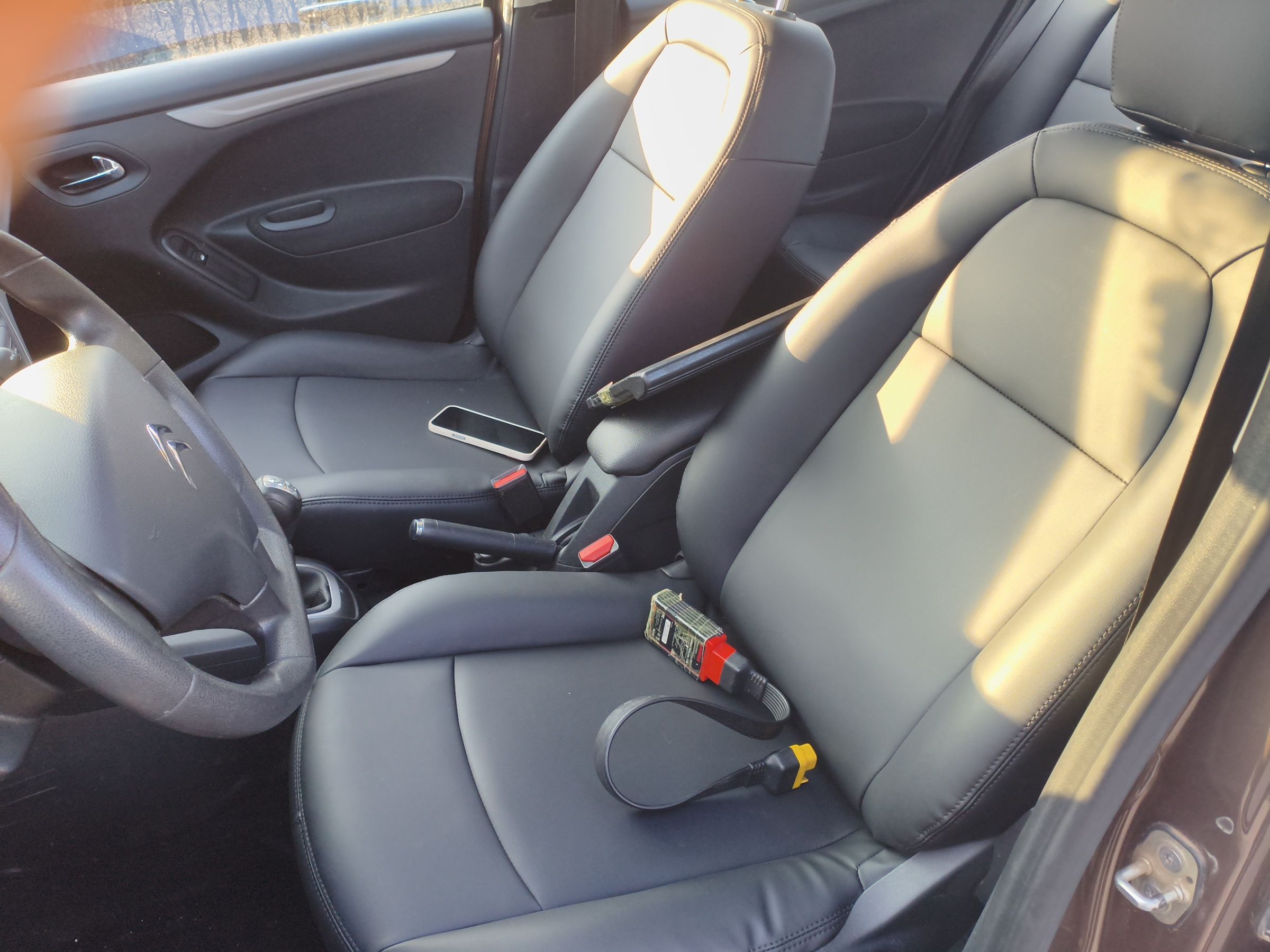 Переднее сиденье в автомобиле