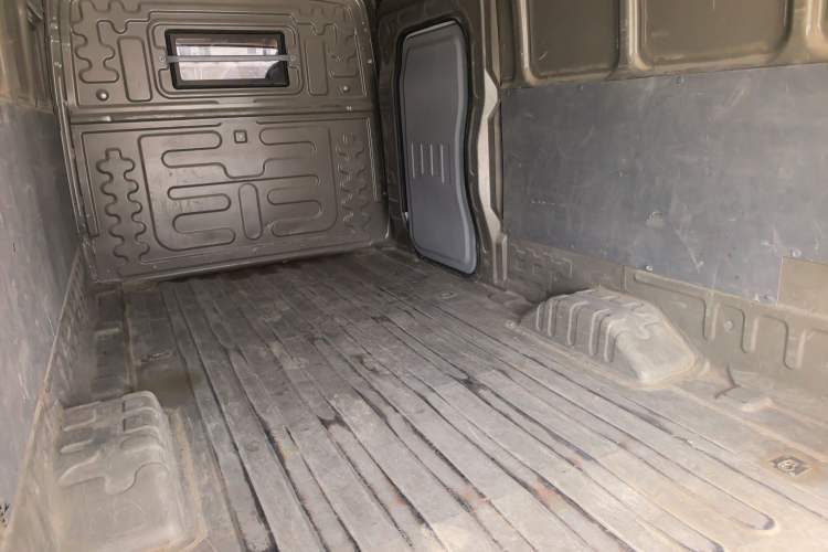 Used Guangtong Auto makeup Logistics Vehicle 2024 3.1T 2-Seater 4.99-Meter All-Electric Closed Cargo Van with 41.86 kWh