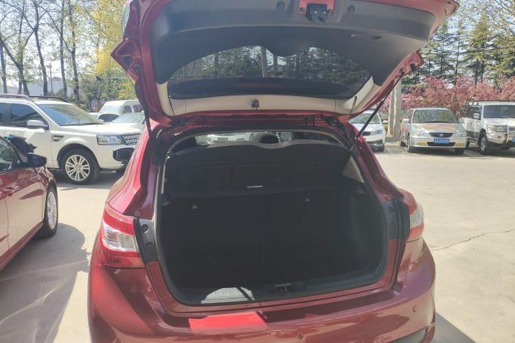 Used Nissan Tiida 2016 1.6L CVT Cool Dynamic Edition Trunk