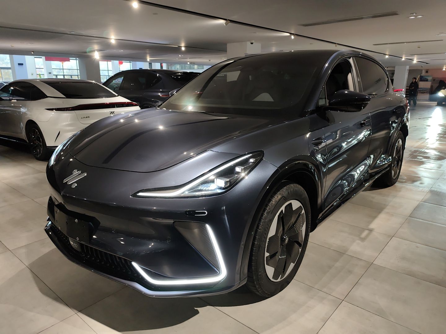 Под передней частью автомобиля