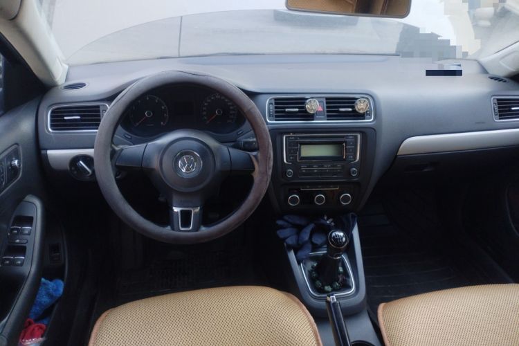 Used Volkswagen Sagitar 2014 1.6L Manual Comfort Model Center Console