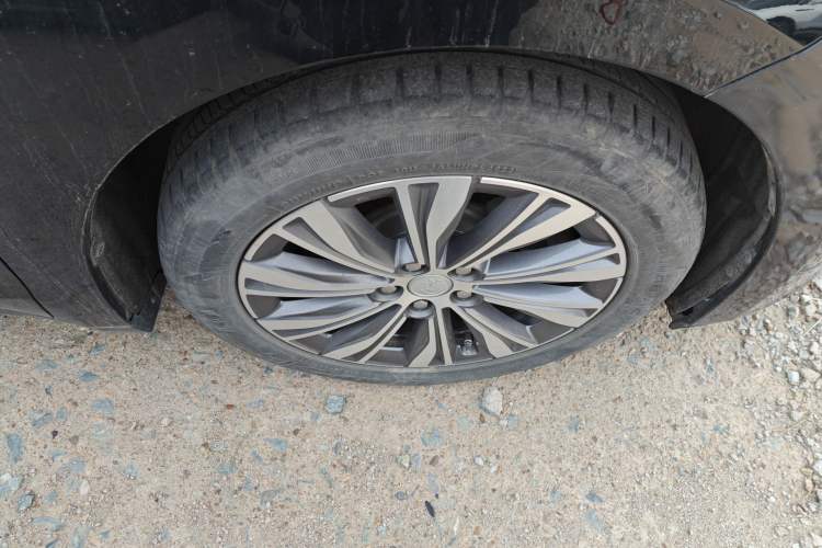 Used Hongqi E-QM5 2022 431 km Charge & Enjoy Edition Right Front Wheel Hub