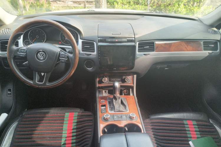 Used Volkswagen Touareg 2011 3.0 TSI Comfort Version Center Console