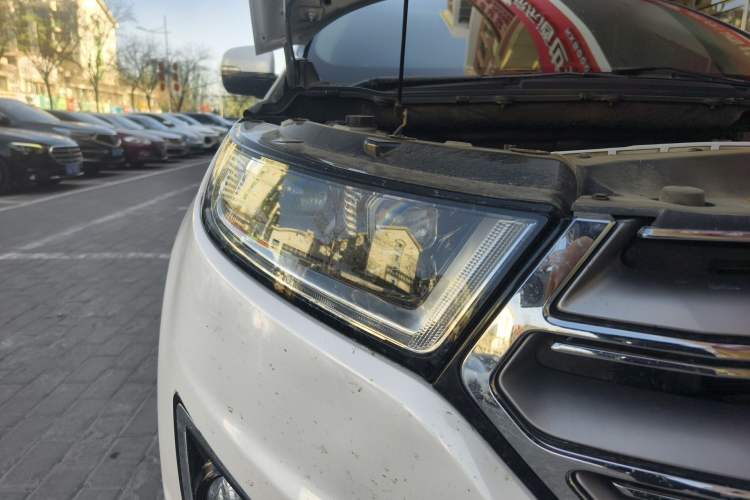 Used Ford Edge 2016 EcoBoost 245 Four-Wheel Drive Titanium Edition 7-Seater Right Front Headlight