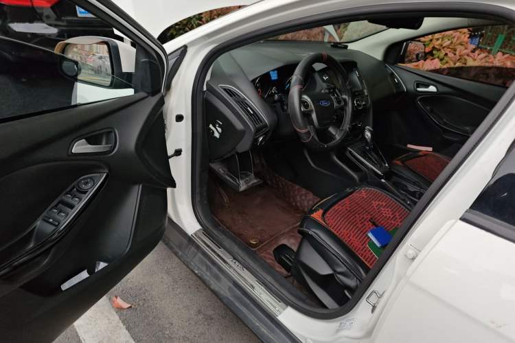 Used Ford Focus 2012 Sedan 1.6L Automatic Fashion Edition Driver Seat