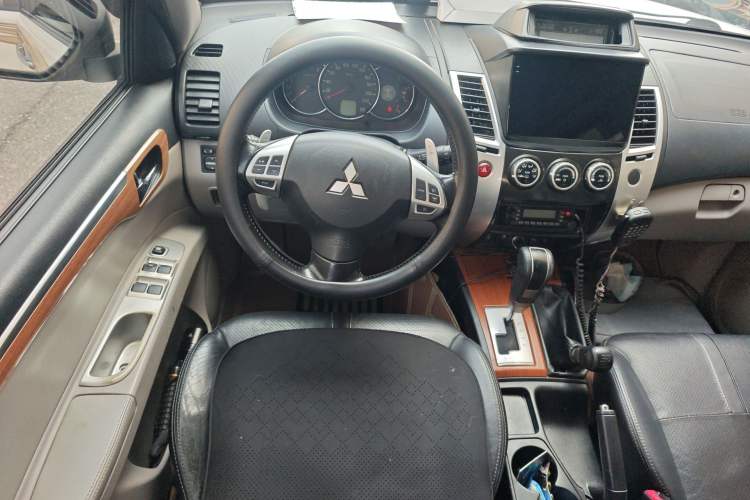 Used Mitsubishi Pajero Sport 2011 3.0L Sport Navigation Edition Steering Wheel