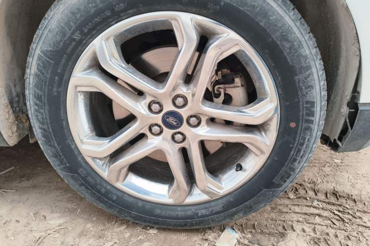 Used Ford Edge 2015 2.0T GTDi Two-Wheel-Drive High-Line Version
