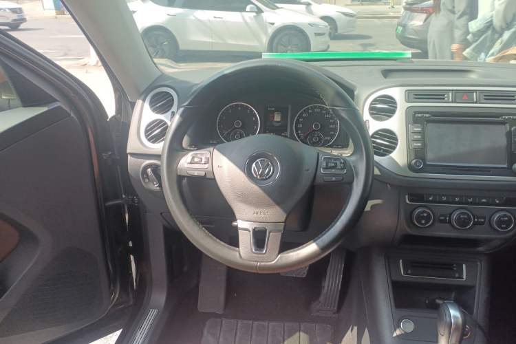 Used Volkswagen Tiguan 2015 1.8TSI Automatic Two-Wheel Drive Luxury Model Steering Wheel