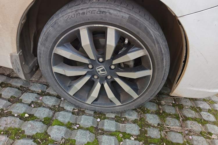 Used Honda Civic 2014 1.8L automatic luxury edition Right Front Wheel Hub