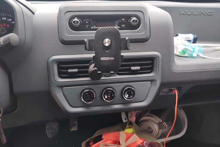 Used Wuling Yangguang 2025 Model 400km Bus Edition—Comfort Edition Audio And AC Panel