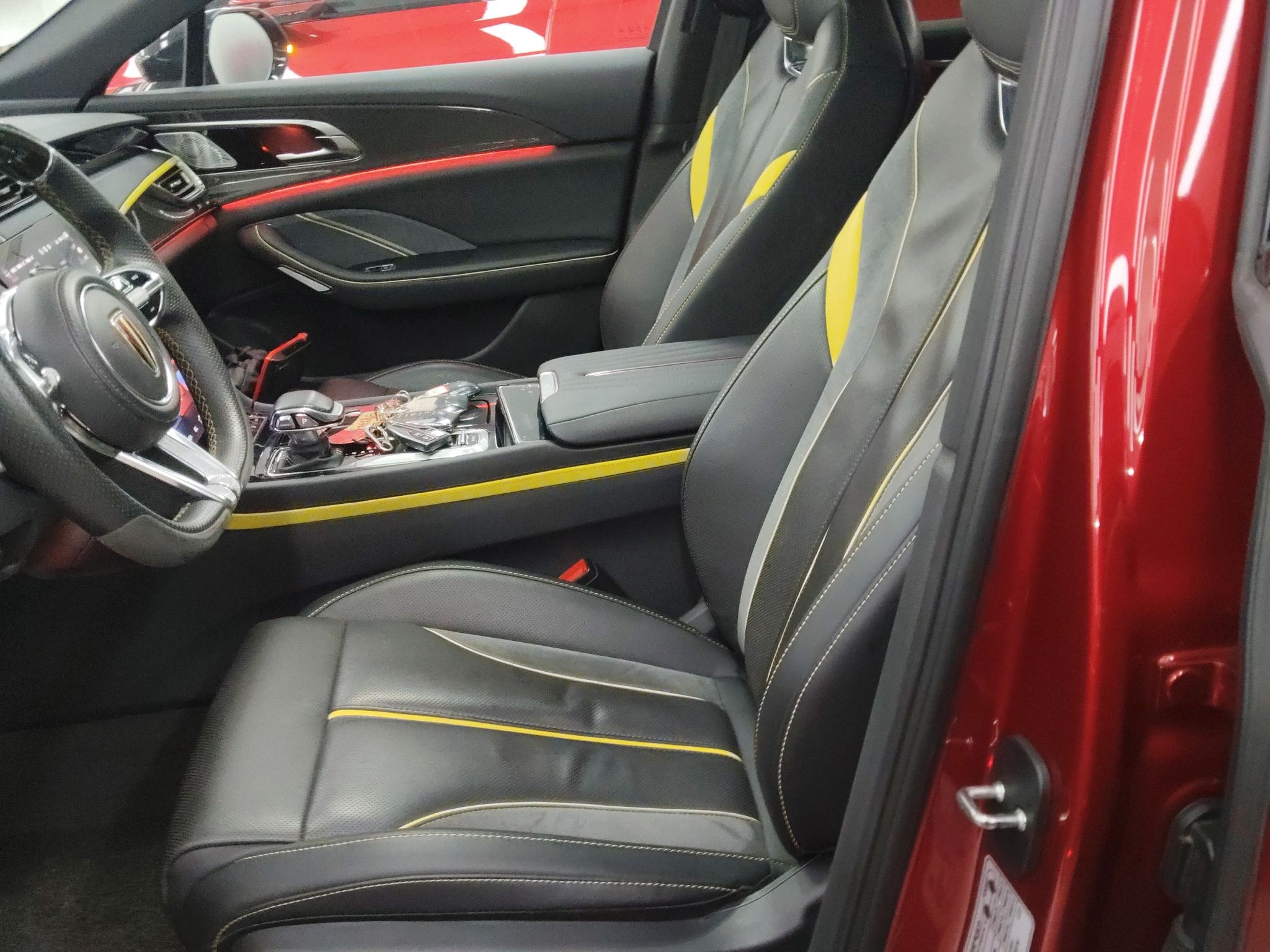 المقاعد الأمامية داخل السيارة