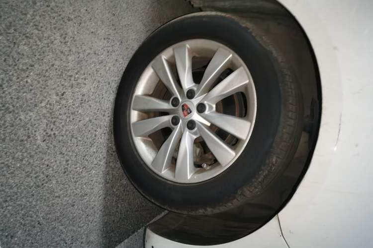 Used Roewe 360 2016 1.5L Automatic Smart Screen Version Right Front Wheel Hub