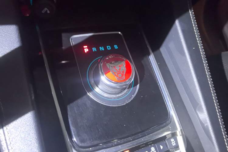 Used Jaguar F-PACE 2016 2.0T Two-Wheel-Drive R-Sport Sport Edition Gear Lever