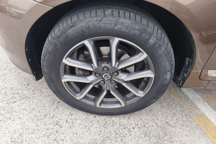 Used Volvo XC60 2017 T5 AWD Smart Drive Edition Left Front Wheel Hub