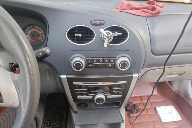 Used Soueast V3 Lingyue 2010 Revised Version 1.5L Manual Luxury Edition Audio And AC Panel