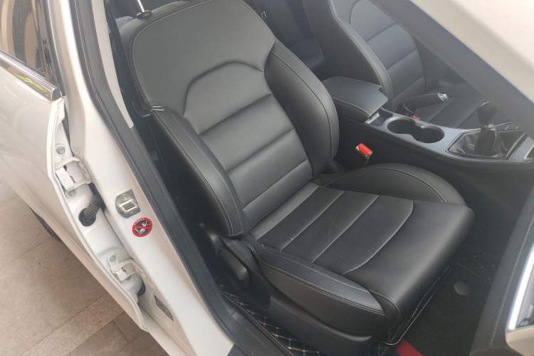 Used Geely Auto Emgrand 2019 Leading Edition 1.5L Manual Luxury Model China VI Standard Right Front Seat