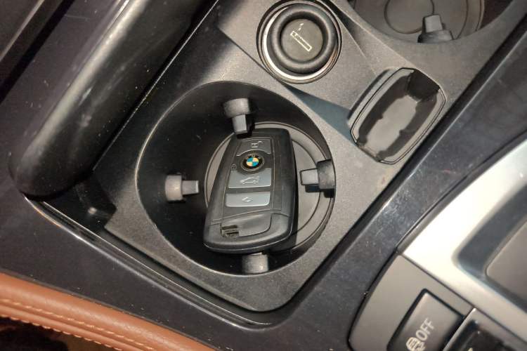 Used BMW 5 Series 2015 520i Elegant Edition Vehicle Key