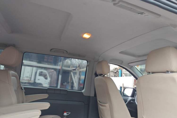 Used Mercedes-Benz Vito 2011 2.5L 7-seater executive version Headliner
