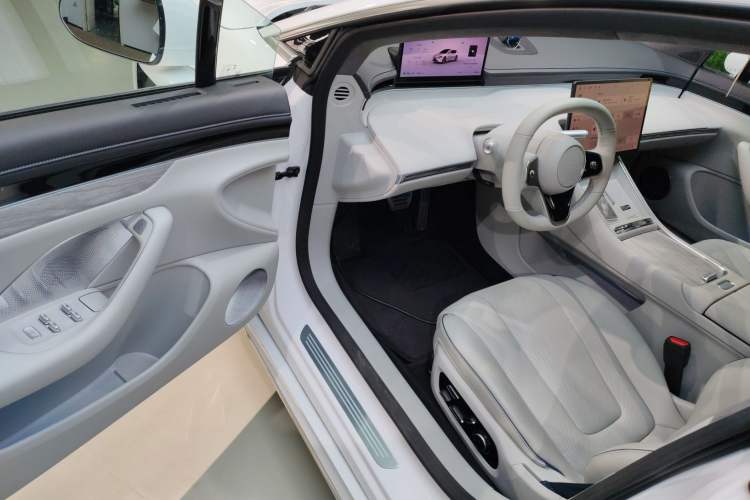 Used Hima Luxeed S7 2025 855 km Max
