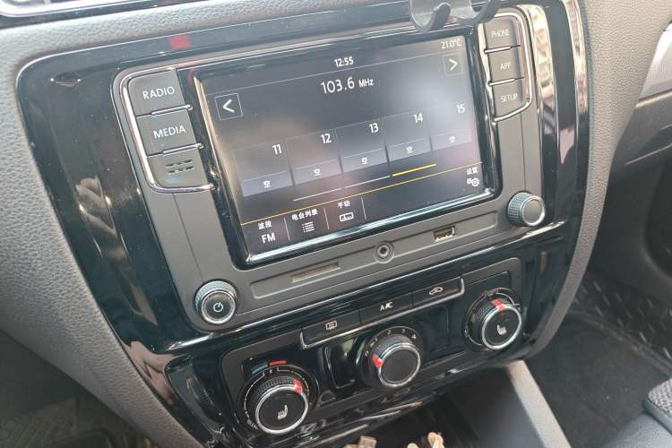 Used Volkswagen Sagitar 2018 180TSI DSG Prestige Edition Audio And AC Panel