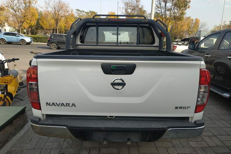 Used Nissan Navara 2017 2.5L Automatic 2WD Luxury Edition QR25
