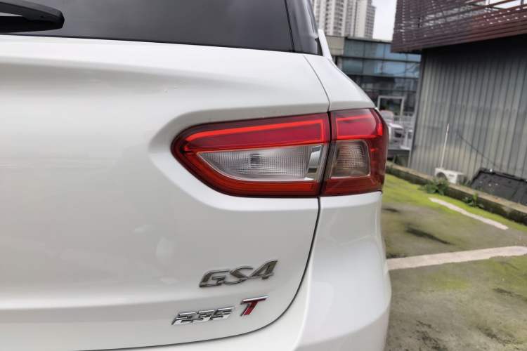 Used GAC Trumpchi GS4 2017 235T Automatic Two-Wheel Drive Luxury Smart Connectivity Version Right Rear Taillight